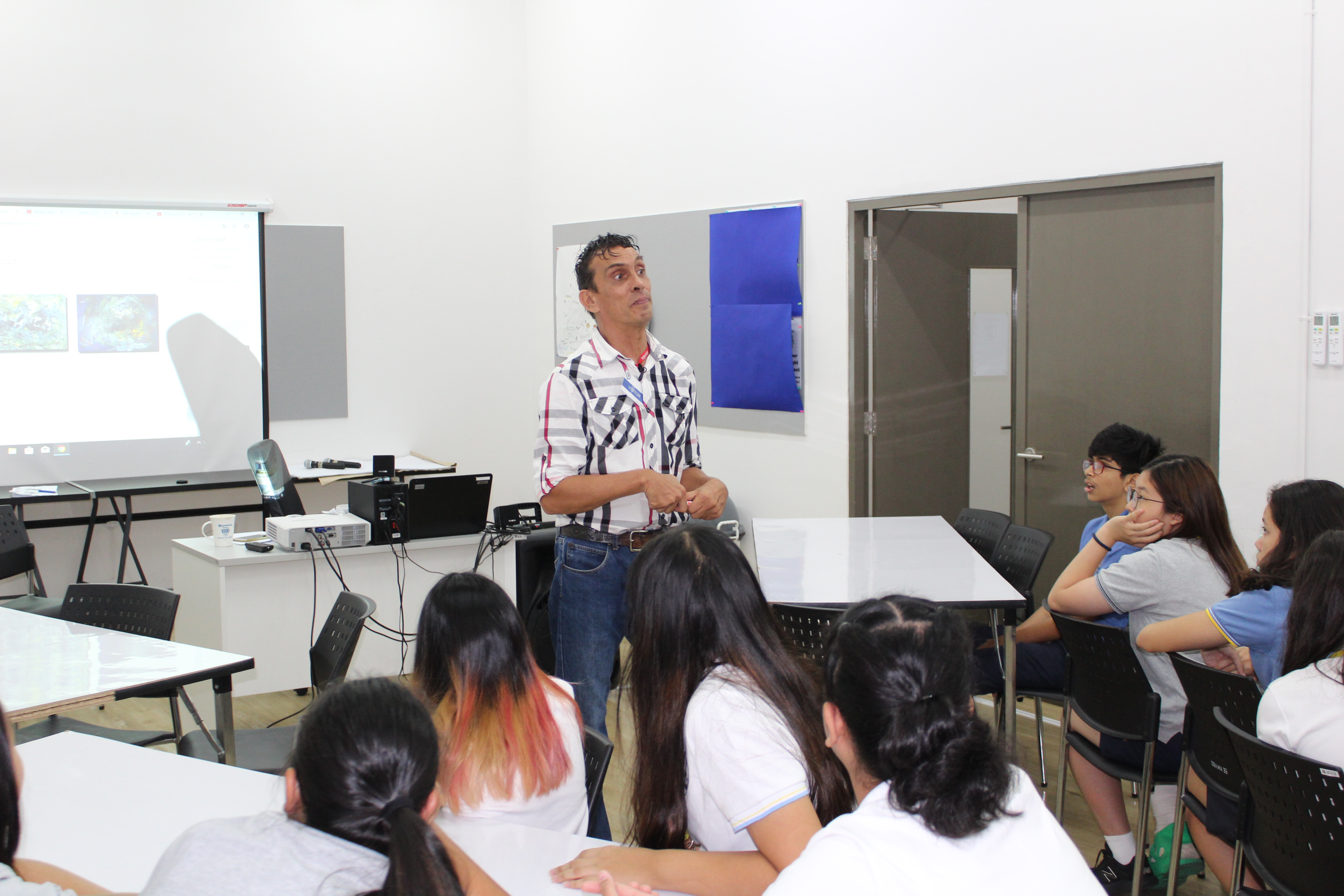 Mikael Avatar with full student audience in Bangkok