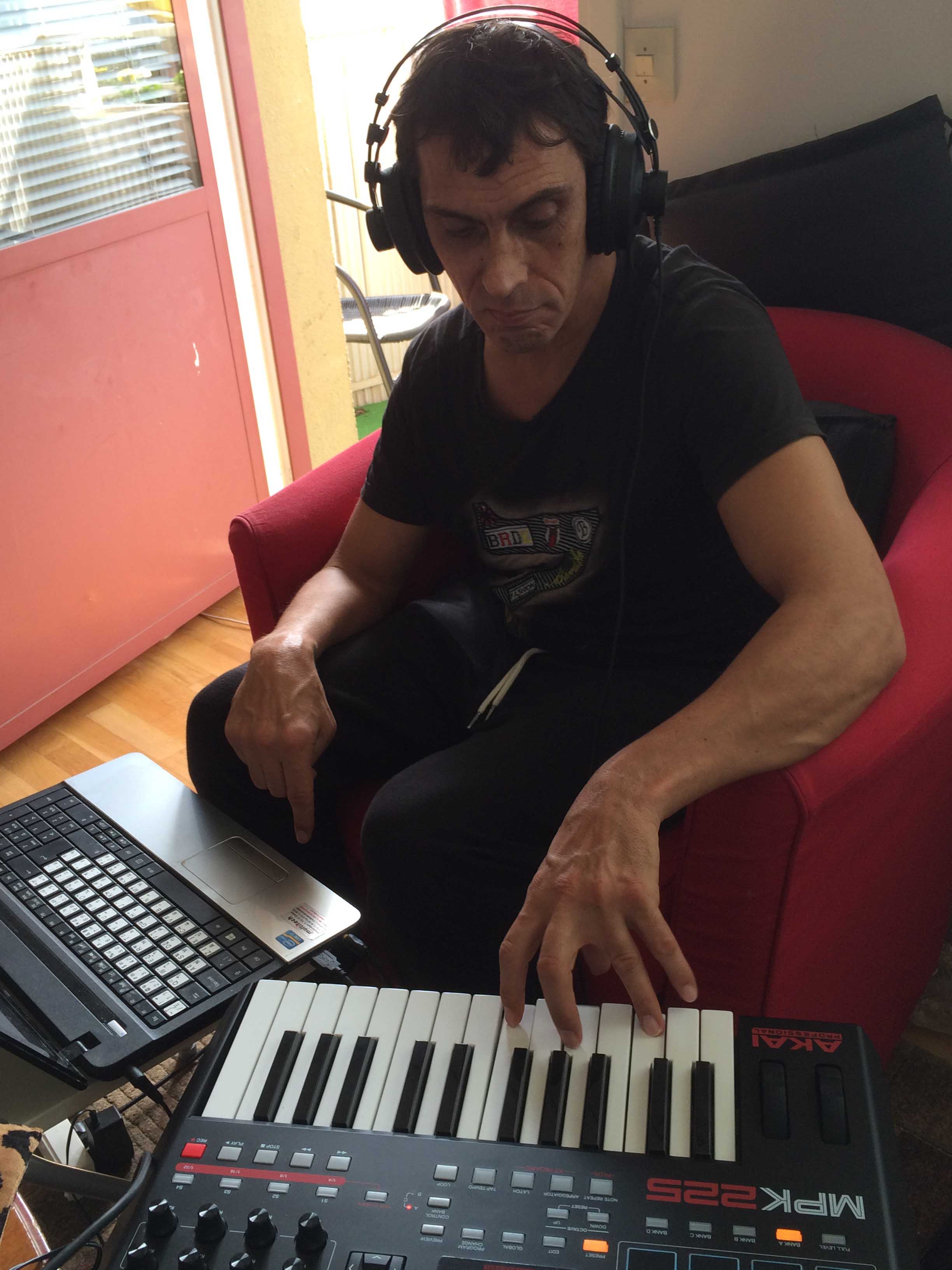 Mikael spelar synt hos Barbro juni 2016 (2)