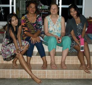 Familj Barbro Gai Mooki Polly